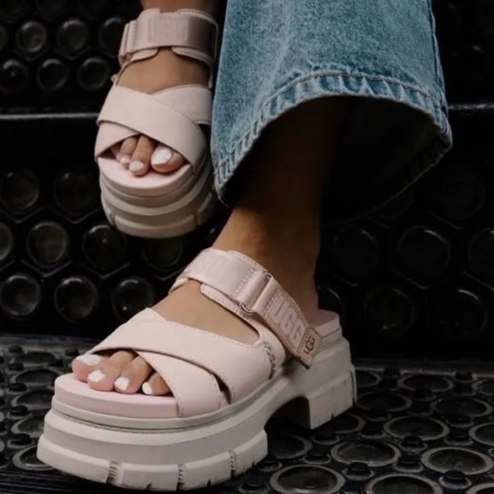 UGG Women's Ashton pink platform sandals EUC